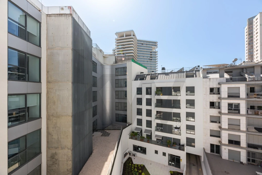 Apartamento T1 para Arrendamento em Campolide Foto 19