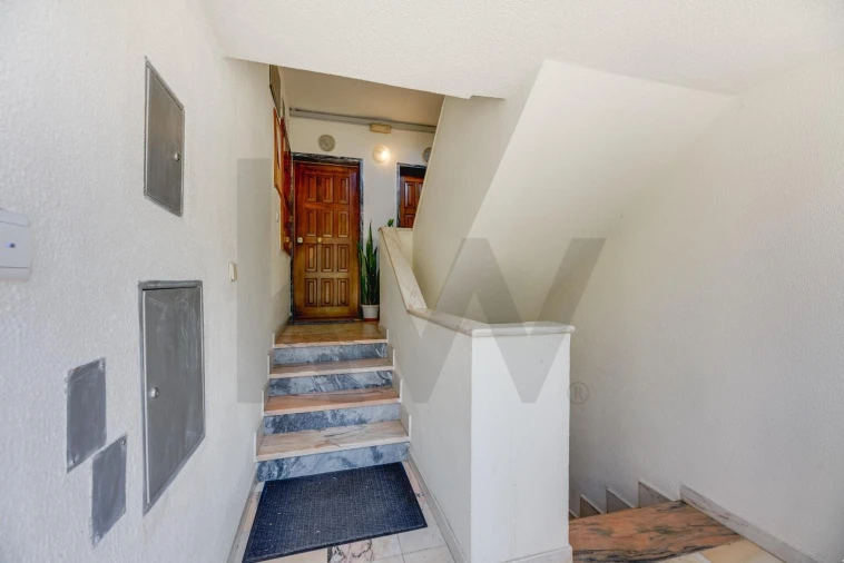 Apartamento T2 para Venda em Porto Salvo Foto 5