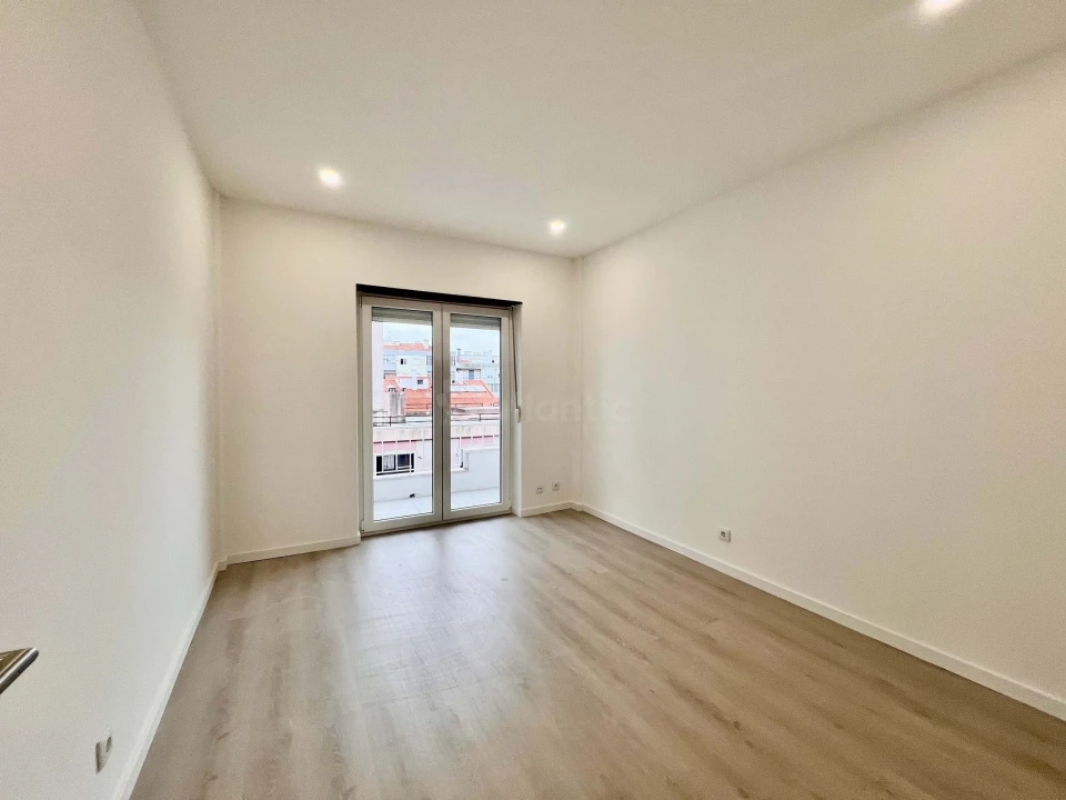 Apartamento T2 para Venda em Agualva e Mira-Sintra Foto 3