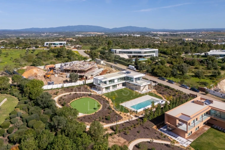 Moradia T4 para Venda em Odiaxere Foto 3