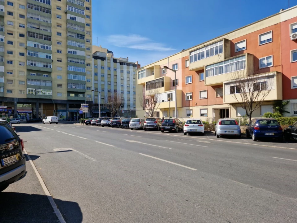 Apartamento T3 para Venda em Pontinha e Famões Foto 3