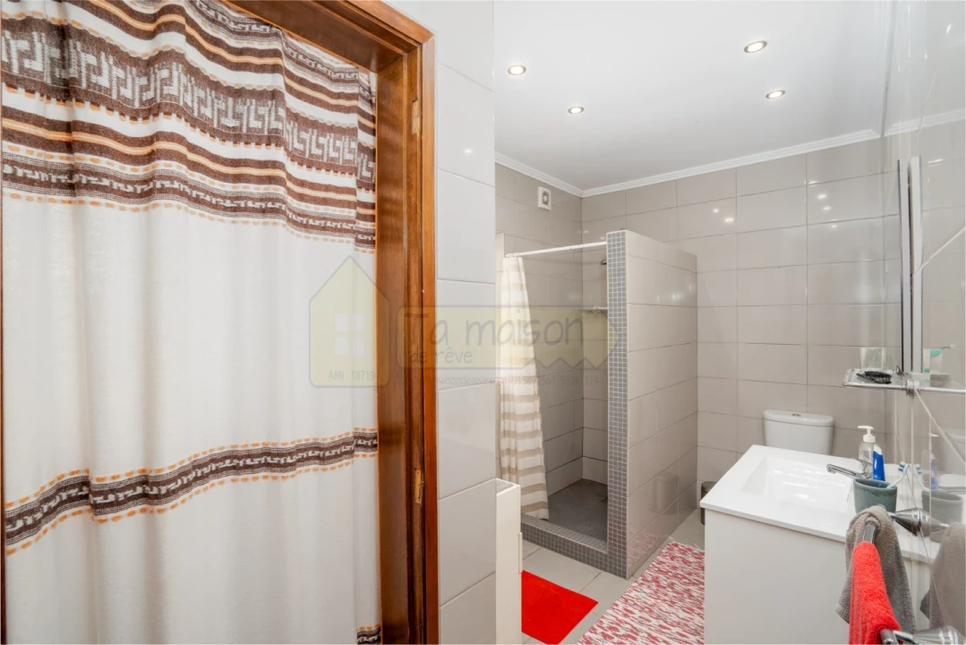 Moradia T3 para Venda em Santa Barbara de Nexe Foto 26