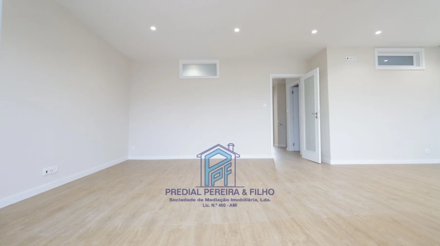 Apartamento T5 para Venda em Cidade da Maia Foto 9