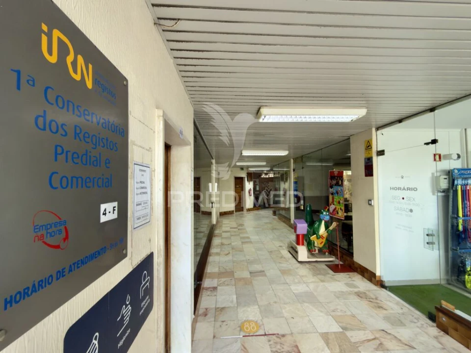 Loja para Venda em Almada, Cova da Piedade, Pragal e Cacilhas Foto 1