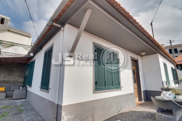 Moradia T5 para Venda em Funchal (Santa Maria Maior) Foto 1