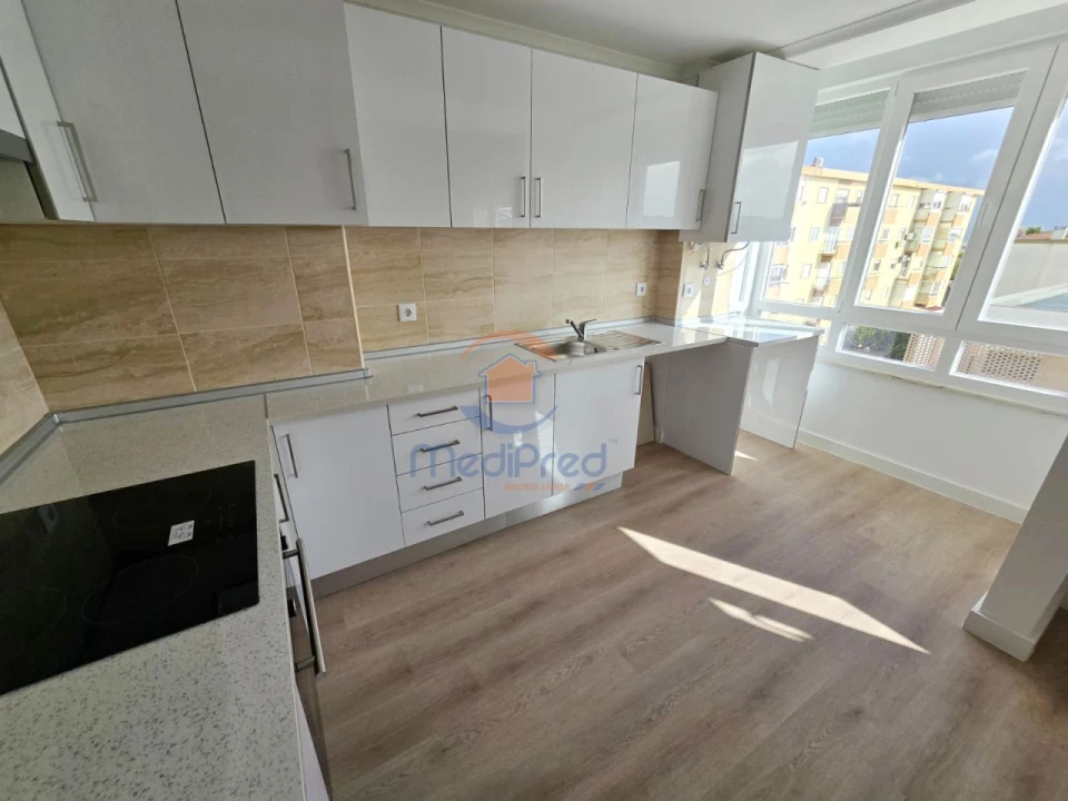 Apartamento T3 para Venda em Sacavém e Prior Velho Foto 9