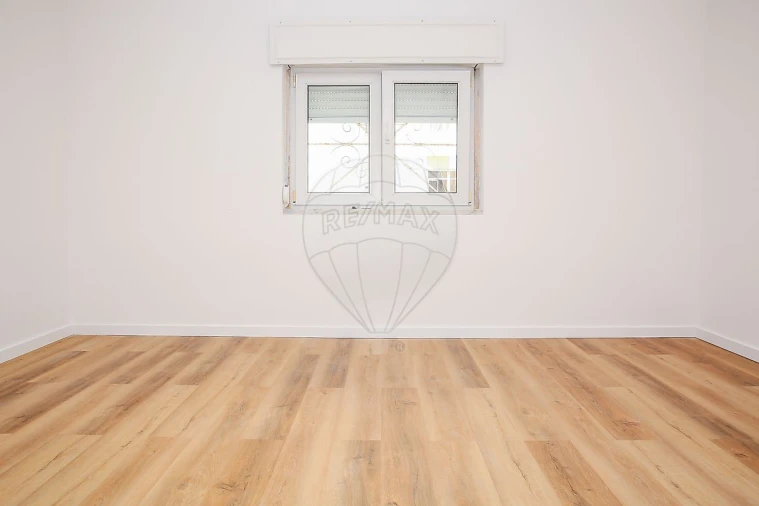 Apartamento T1 para Venda em Carregado e Cadafais Foto 1