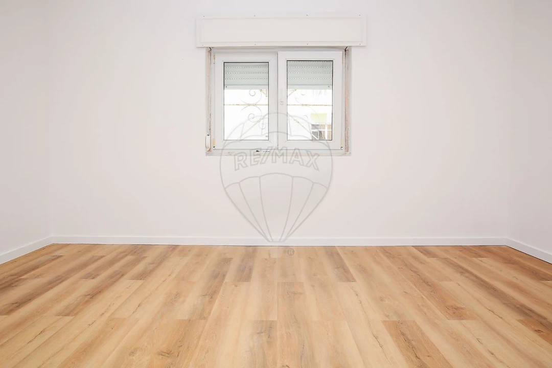 Apartamento T1 para Venda em Carregado e Cadafais Foto 1