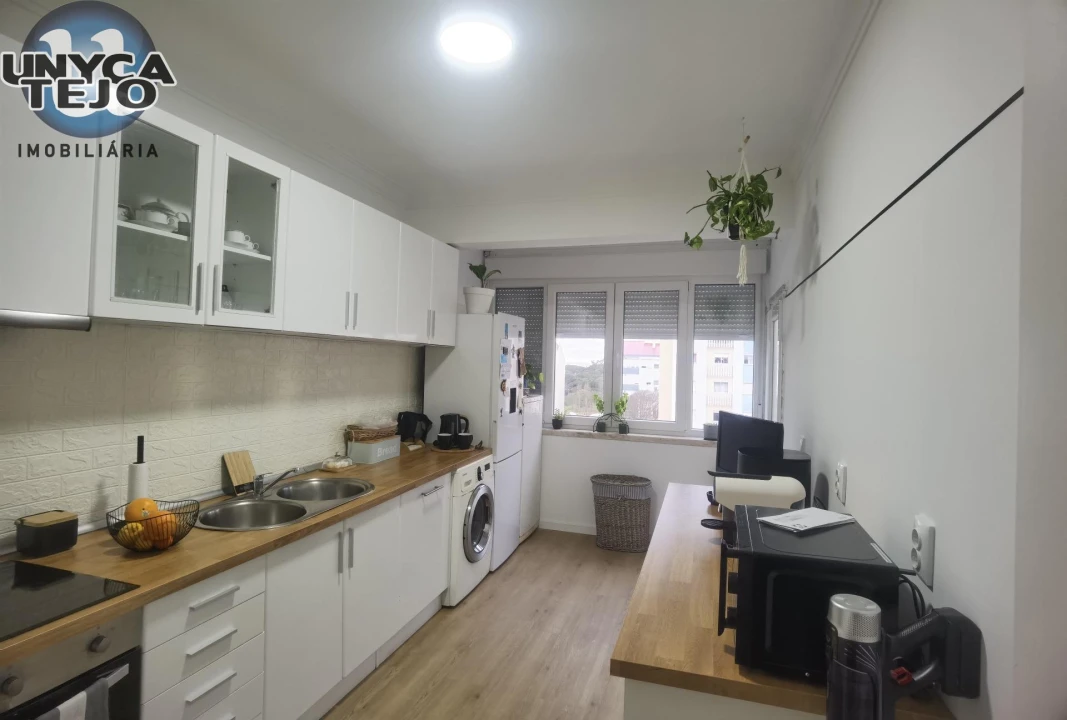 Apartamento T2 para Venda em Laranjeiro e Feijó Foto 1