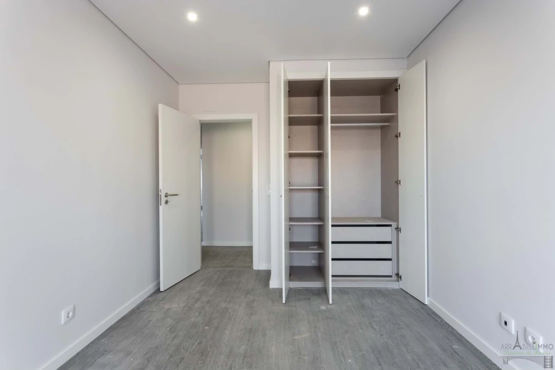 Apartamento T3 para Venda em Quelfes Foto 13