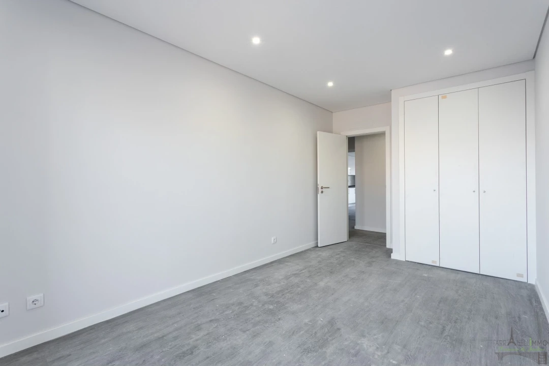 Apartamento T3 para Venda em Quelfes Foto 12