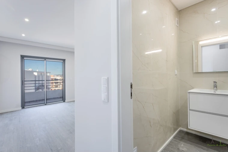 Apartamento T3 para Venda em Quelfes Foto 14