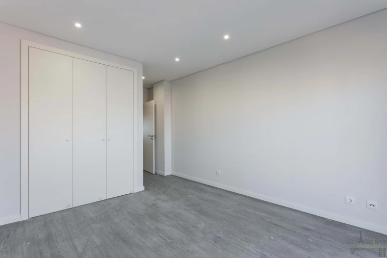 Apartamento T3 para Venda em Quelfes Foto 18