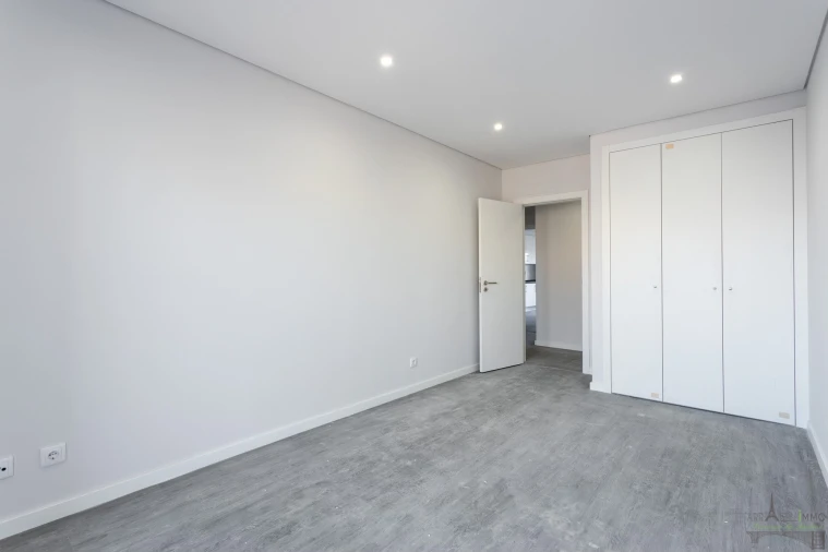 Apartamento T3 para Venda em Quelfes Foto 12