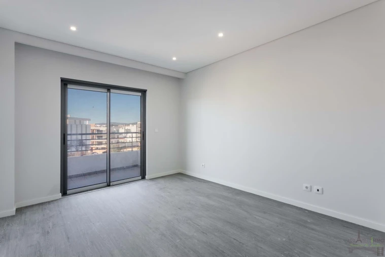 Apartamento T3 para Venda em Quelfes Foto 17