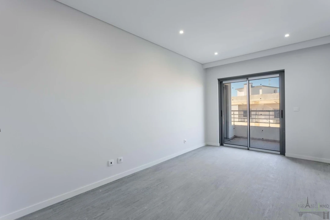 Apartamento T3 para Venda em Quelfes Foto 16