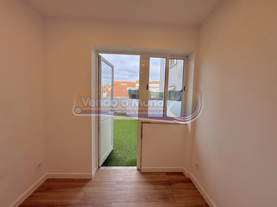 Apartamento T1 para Venda em Vila Franca de Xira Foto 7