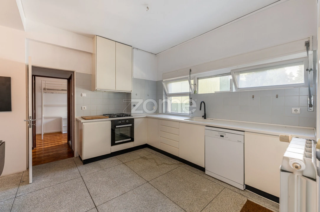 Apartamento T4 para Arrendamento em Ramalde Foto 8
