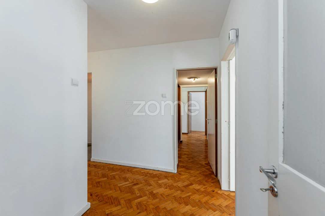 Apartamento T4 para Arrendamento em Ramalde Foto 26