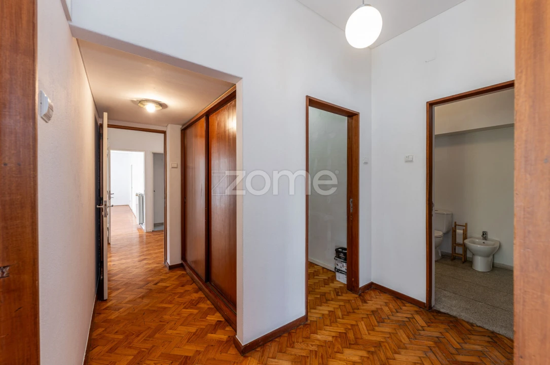 Apartamento T4 para Arrendamento em Ramalde Foto 28