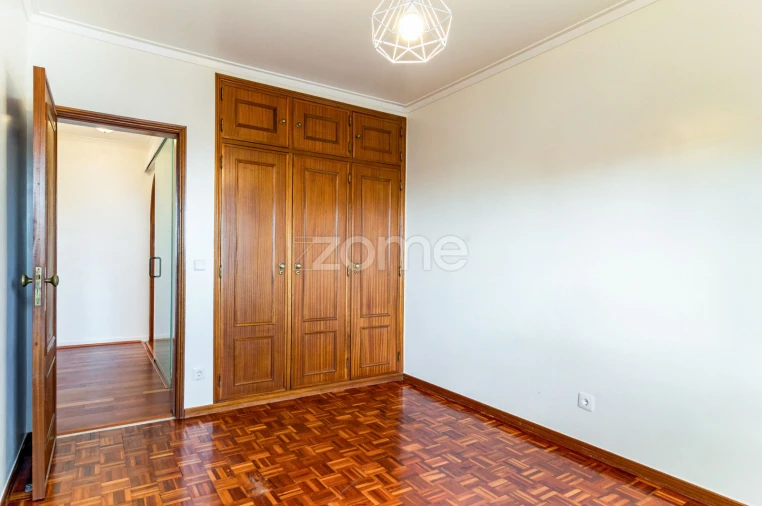 Apartamento T3 para Arrendamento em São Domingos de Rana Foto 7