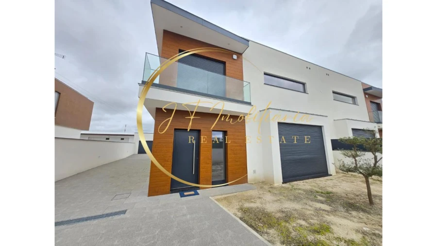 Moradia T4 para Venda em Aradas Foto 2