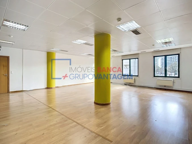 Escritório para Arrendamento em São Domingos de Benfica Foto 6