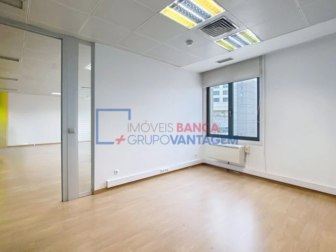 Escritório para Arrendamento em São Domingos de Benfica Foto 12