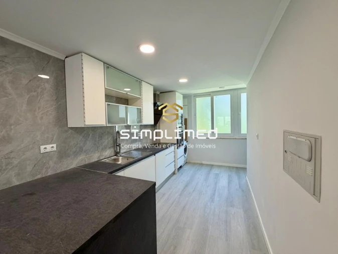 Apartamento T2 para Venda em Benfica Foto 3