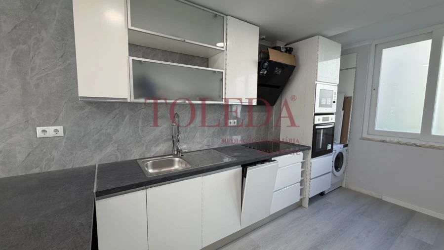Apartamento T2 para Venda em Benfica Foto 2