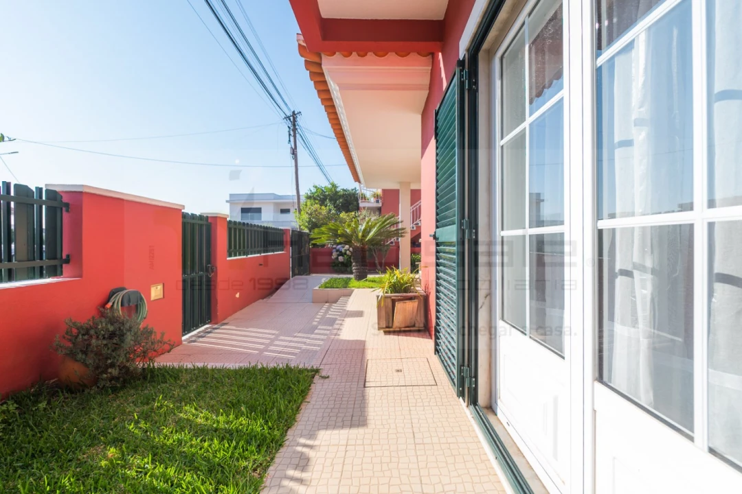 Moradia T4 para Venda em Pontinha e Famões Foto 3