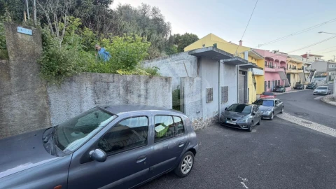 Armazém para Venda em Camarate, Unhos e Apelação