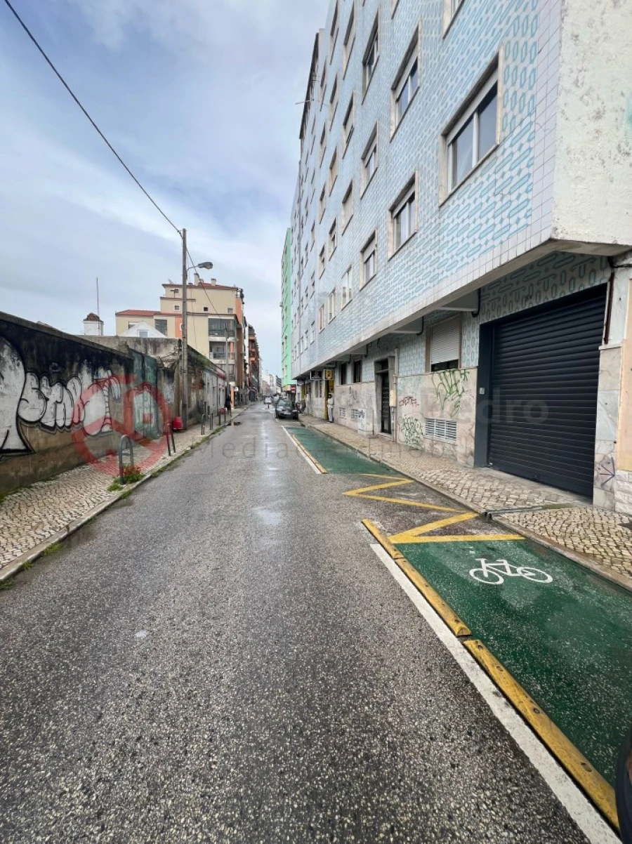 Garagem para Venda em Almada, Cova da Piedade, Pragal e Cacilhas Foto 8