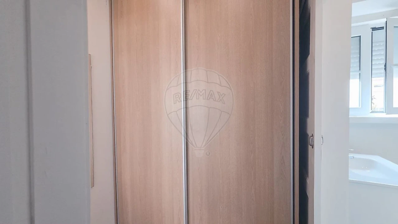 Apartamento T1 para Arrendamento em Alvalade Foto 1