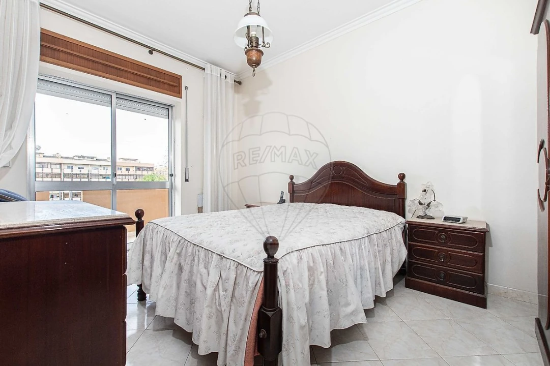 Apartamento T2 para Venda em Charneca de Caparica e Sobreda Foto 2