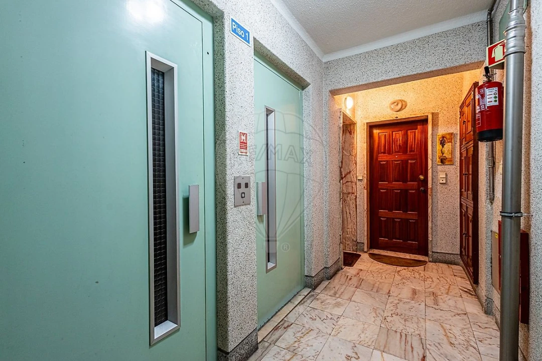 Apartamento T2 para Venda em Agualva e Mira-Sintra Foto 24