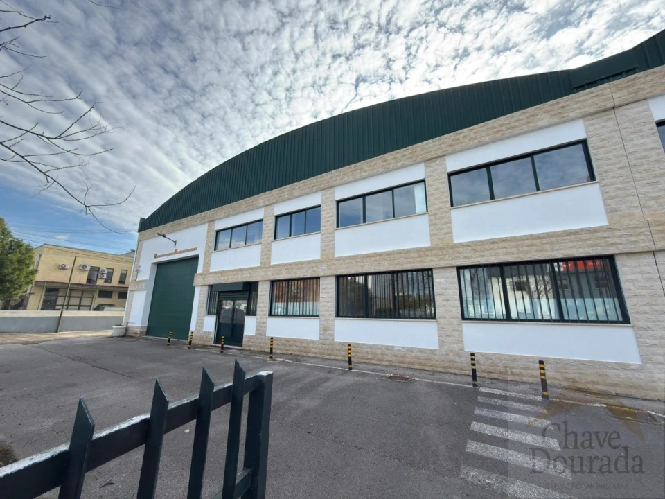 Armazém para Venda em Taveiro, Ameal e Arzila Foto 1