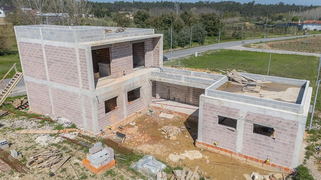 Moradia T4 para Venda em Amoreira da Gândara, Paredes do Bairro e Ancas Foto 3