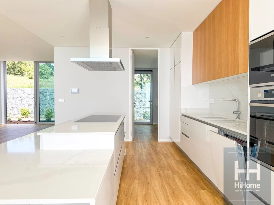 Moradia T4 para Venda em Estreito da Calheta Foto 9