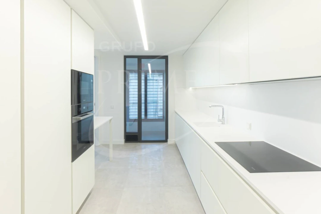 Apartamento T4 para Arrendamento em Lordelo do Ouro e Massarelos Foto 17