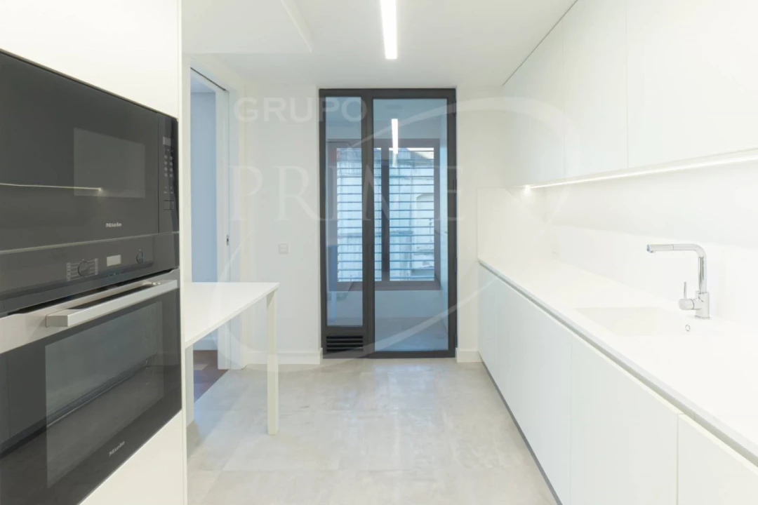 Apartamento T4 para Arrendamento em Lordelo do Ouro e Massarelos Foto 18