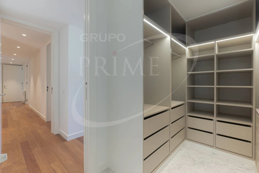 Apartamento T4 para Arrendamento em Lordelo do Ouro e Massarelos Foto 37