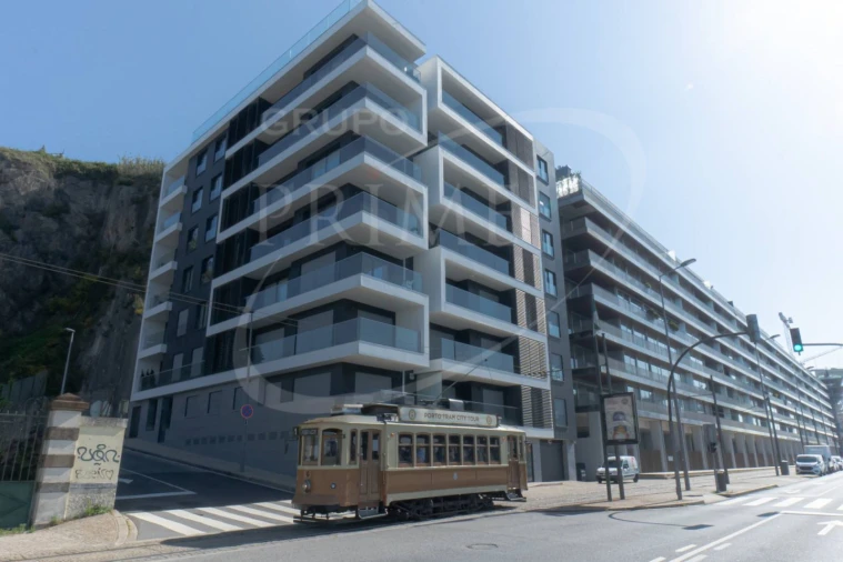 Apartamento T4 para Arrendamento em Lordelo do Ouro e Massarelos Foto 1