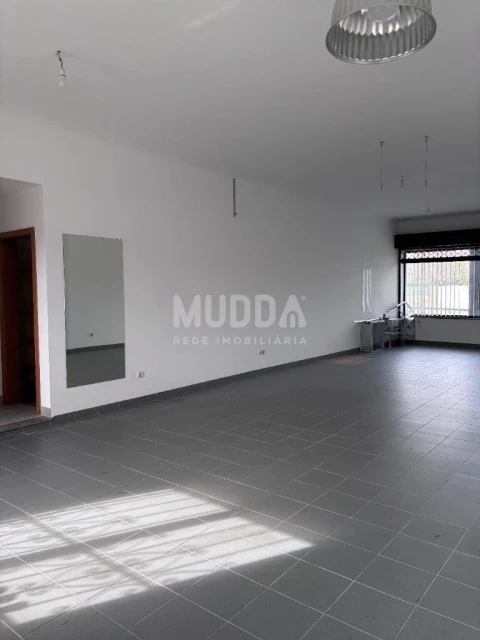 Loja para Venda em Nogueira do Cravo e Pindelo