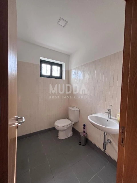 Loja para Venda em Nogueira do Cravo e Pindelo