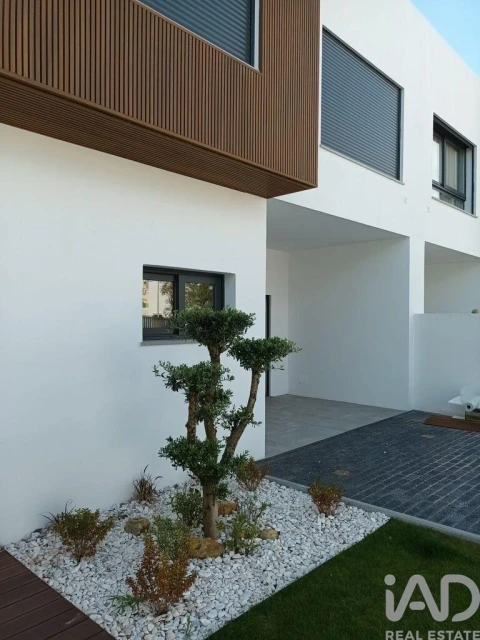 Moradia T4 para Venda em Rio de Mouro