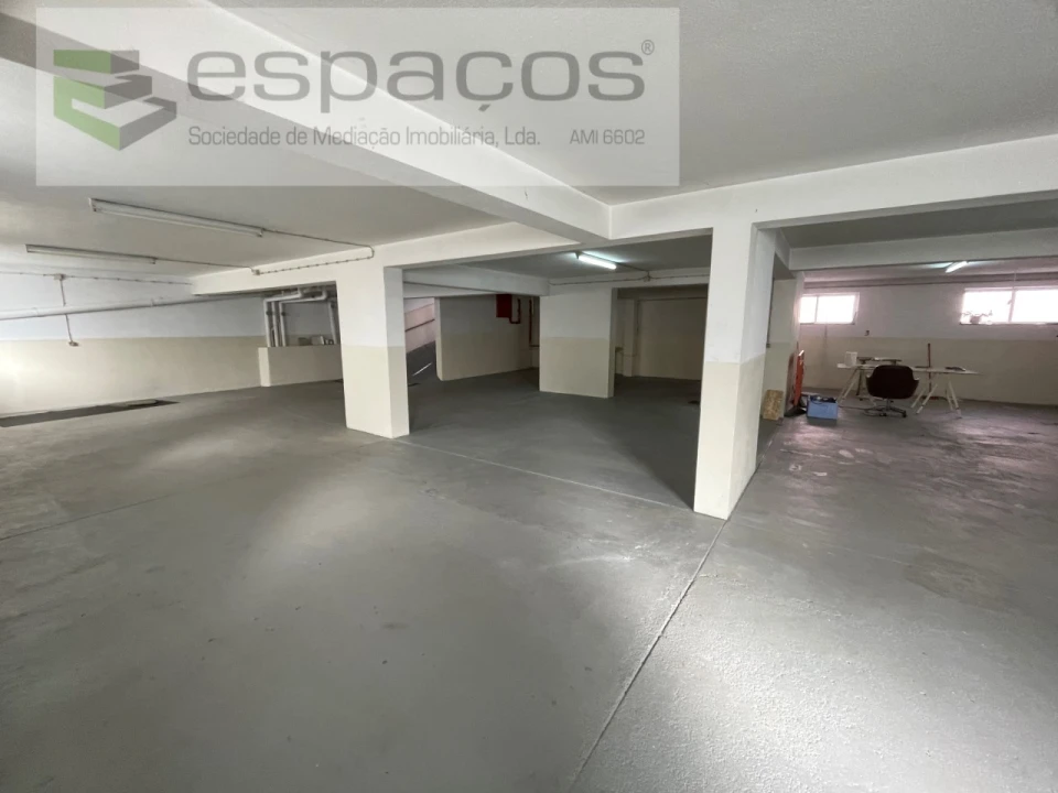 Garagem para Venda em Charneca de Caparica e Sobreda Foto 1
