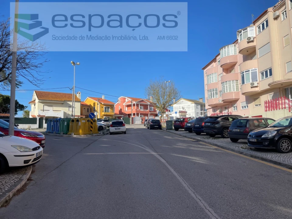 Garagem para Venda em Charneca de Caparica e Sobreda Foto 16