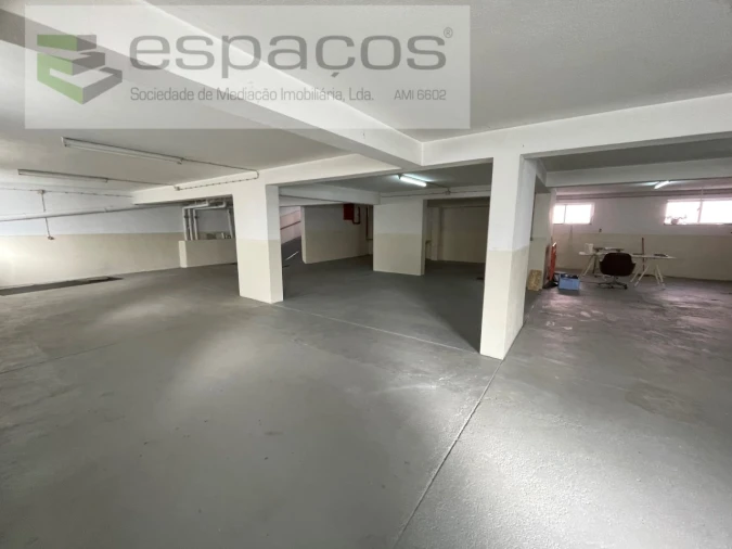 Garagem para Venda em Charneca de Caparica e Sobreda Foto 1