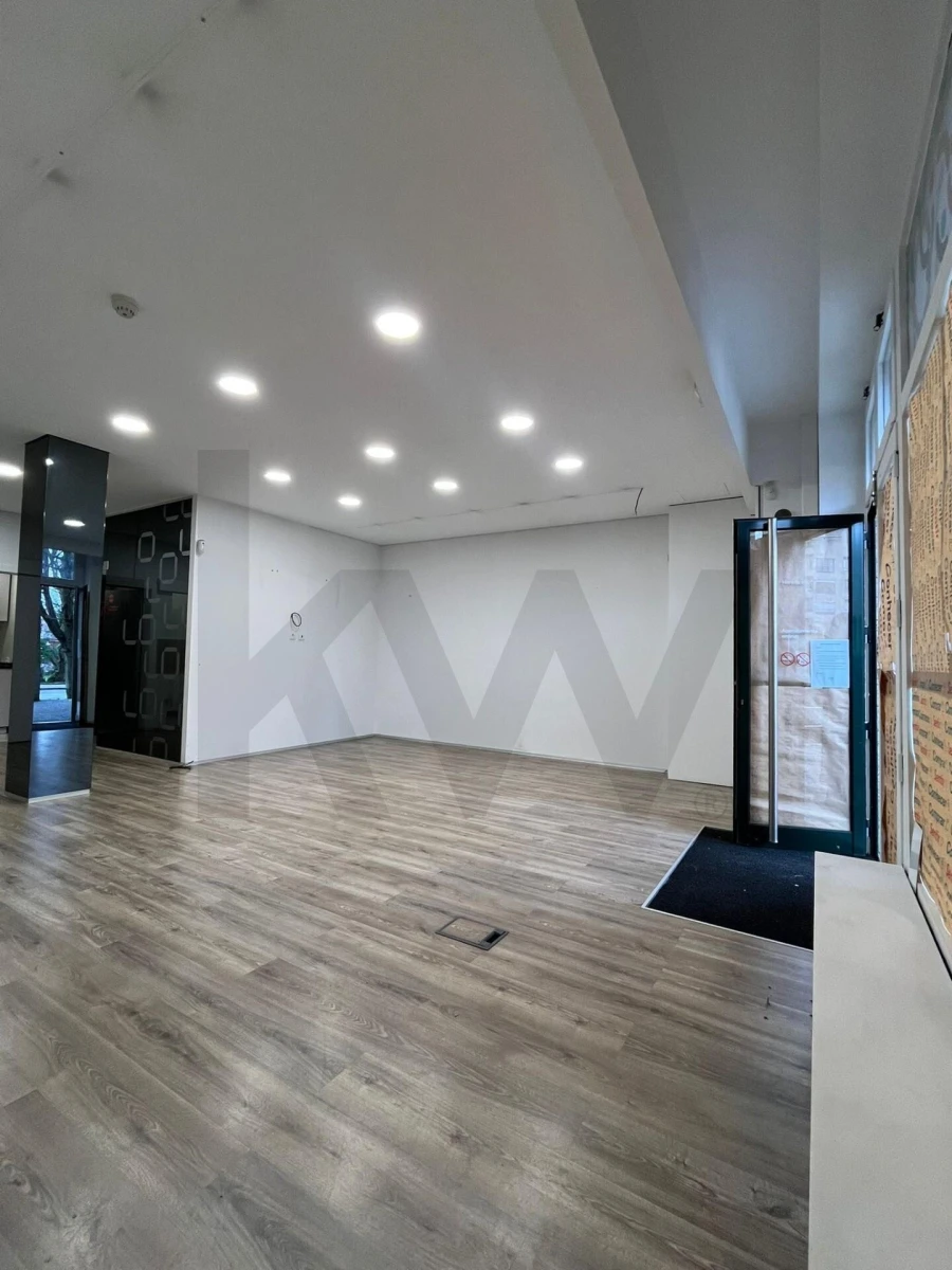 Loja para Arrendamento em Ramalde Foto 3